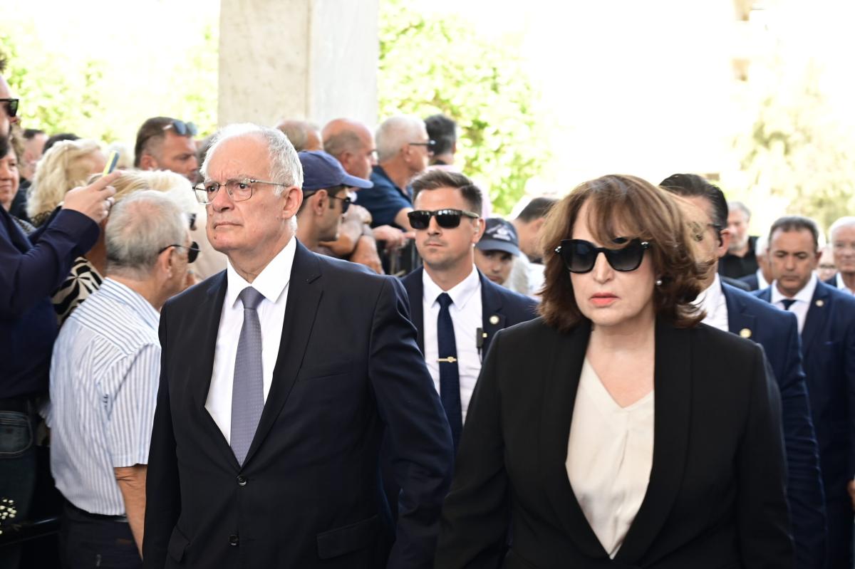 Λένα Σαμαρά: «Σε μια άδεια εκκλησία η Γεωργία Σαμαρά έκλαψε με λυγμούς πάνω από το φέρετρο της κόρης της» 4 Κώστας Τασούλας