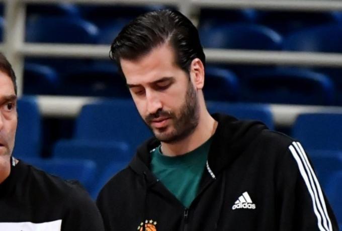 Κοιτάζει