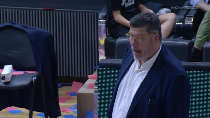 Απίστευτο! Ο Φάνης Χριστοδούλου καθάριζε το παρκέ από τα χαρτάκια (BINTEO)