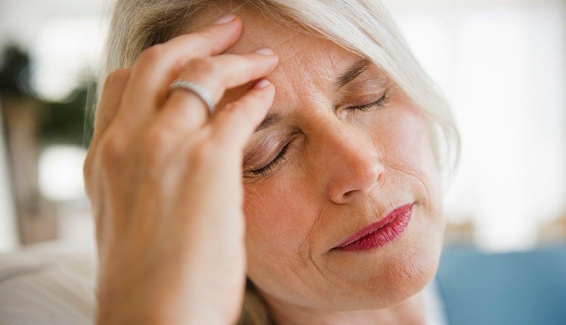 1140 blond woman holding head