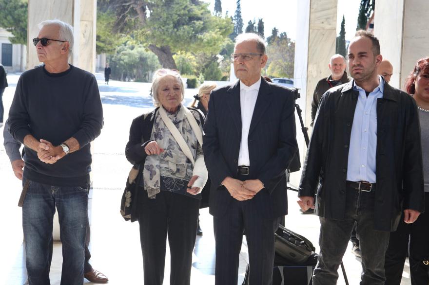 Άννα Κυριακού: «Ήταν δική της επιθυμία να καεί, γιατί ήθελε να είναι βαζάκι και να κοιτάει τον Παρθενώνα», λέει ο γιος της 12 Άννα Κυριακού - κηδεία: Συγκίνηση στο τελευταίο αντίο, λύγισε ο γιος της: «Αγαπήθηκε από όλο τον κόσμο» - Δείτε φωτογραφίες