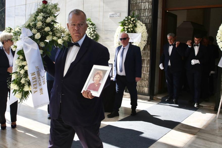Άννα Κυριακού: «Ήταν δική της επιθυμία να καεί, γιατί ήθελε να είναι βαζάκι και να κοιτάει τον Παρθενώνα», λέει ο γιος της 13 Άννα Κυριακού - κηδεία: Συγκίνηση στο τελευταίο αντίο, λύγισε ο γιος της: «Αγαπήθηκε από όλο τον κόσμο» - Δείτε φωτογραφίες