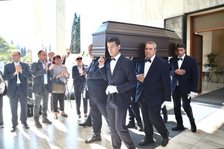Άννα Κυριακού: «Ήταν δική της επιθυμία να καεί, γιατί ήθελε να είναι βαζάκι και να κοιτάει τον Παρθενώνα», λέει ο γιος της 14 Άννα Κυριακού - κηδεία: Συγκίνηση στο τελευταίο αντίο, λύγισε ο γιος της: «Αγαπήθηκε από όλο τον κόσμο» - Δείτε φωτογραφίες