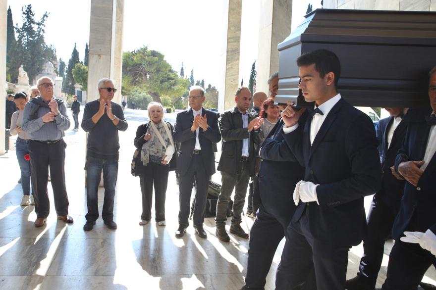 Άννα Κυριακού: «Ήταν δική της επιθυμία να καεί, γιατί ήθελε να είναι βαζάκι και να κοιτάει τον Παρθενώνα», λέει ο γιος της 15 Άννα Κυριακού - κηδεία: Συγκίνηση στο τελευταίο αντίο, λύγισε ο γιος της: «Αγαπήθηκε από όλο τον κόσμο» - Δείτε φωτογραφίες