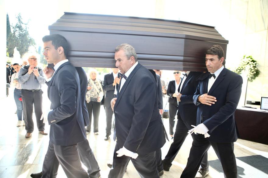 Άννα Κυριακού: «Ήταν δική της επιθυμία να καεί, γιατί ήθελε να είναι βαζάκι και να κοιτάει τον Παρθενώνα», λέει ο γιος της 16 Άννα Κυριακού - κηδεία: Συγκίνηση στο τελευταίο αντίο, λύγισε ο γιος της: «Αγαπήθηκε από όλο τον κόσμο» - Δείτε φωτογραφίες