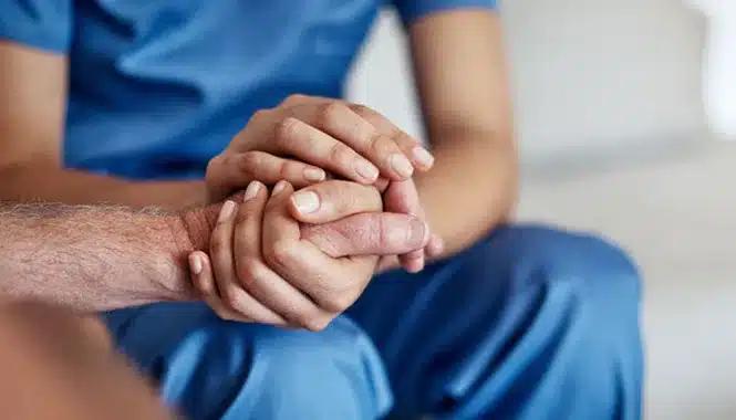Νοσοκόμα αποκαλύπτει την κίνηση που κάνουν οι ασθενείς όταν πλησιάζουν στο θάνατο  2 screenshot 250