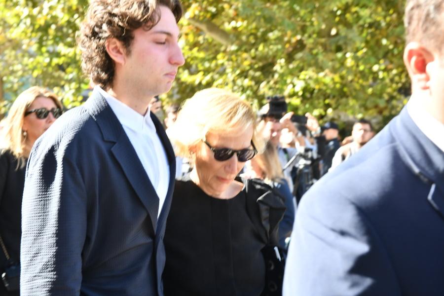 Κηδεία Διονύση Σαββόπουλου: Συντετριμμένη η σύζυγός του, Άσπα Σαββοπούλου στην Μητρόπολη Αθηνών. 3 j00 9286