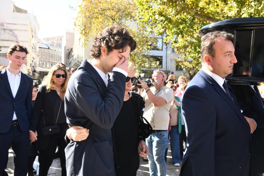 Κηδεία Διονύση Σαββόπουλου: Συντετριμμένη η σύζυγός του, Άσπα Σαββοπούλου στην Μητρόπολη Αθηνών. 4 j00 9285