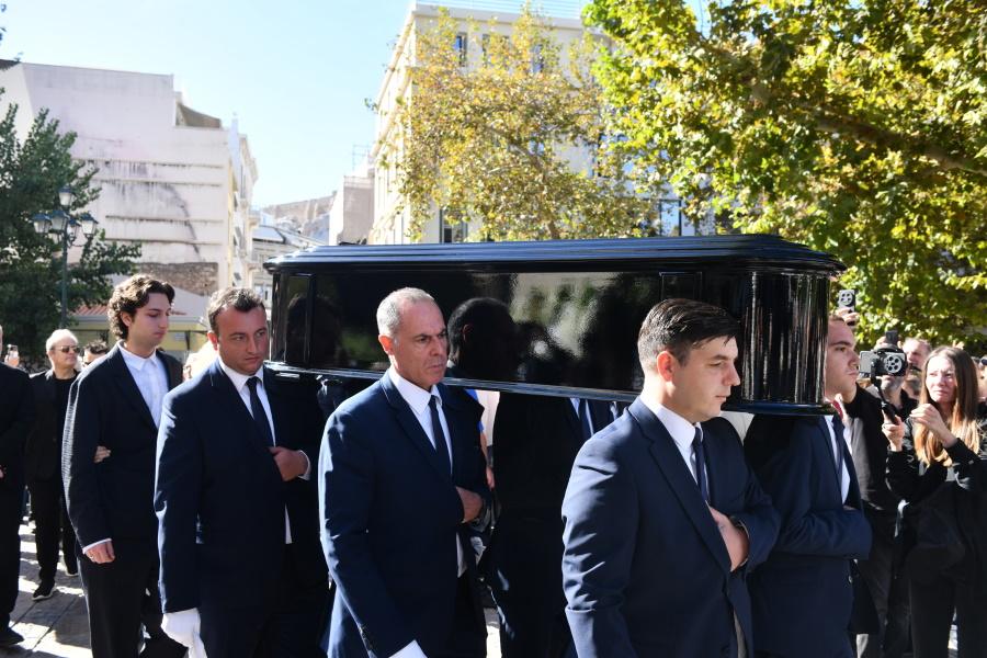 Κηδεία Διονύση Σαββόπουλου: Συντετριμμένη η σύζυγός του, Άσπα Σαββοπούλου στην Μητρόπολη Αθηνών. 7 j00 9276