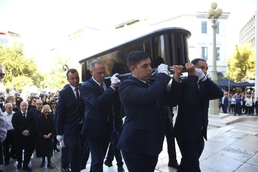 Κηδεία Διονύση Σαββόπουλου: Συντετριμμένη η σύζυγός του, Άσπα Σαββοπούλου στην Μητρόπολη Αθηνών. 8 kideia savopoulos 20