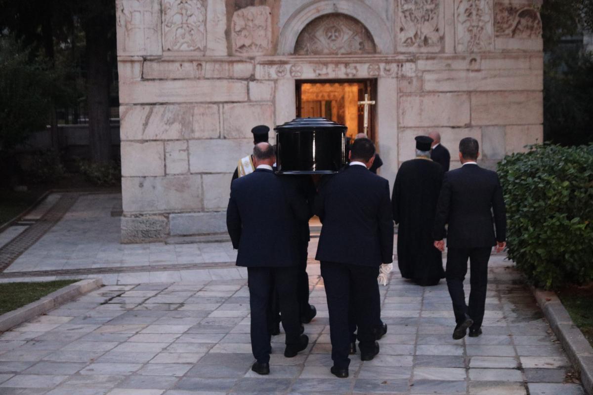 Συγκλονίζει η φιγούρα του Καραγκιόζη στο φέρετρό του Διονύση Σαββόπουλο 2 Φέρετρο