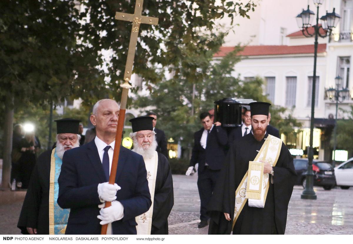 Συγκλονίζει η φιγούρα του Καραγκιόζη στο φέρετρό του Διονύση Σαββόπουλο 7 Φέρετρο