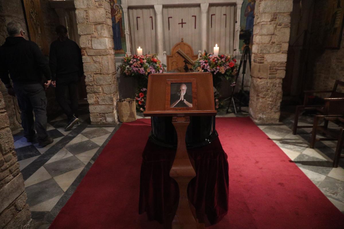 Συγκλονίζει η φιγούρα του Καραγκιόζη στο φέρετρό του Διονύση Σαββόπουλο 9 ΓΙΑΝΝΗΣ ΠΑΝΑΓΟΠΟΥΛΟΣ