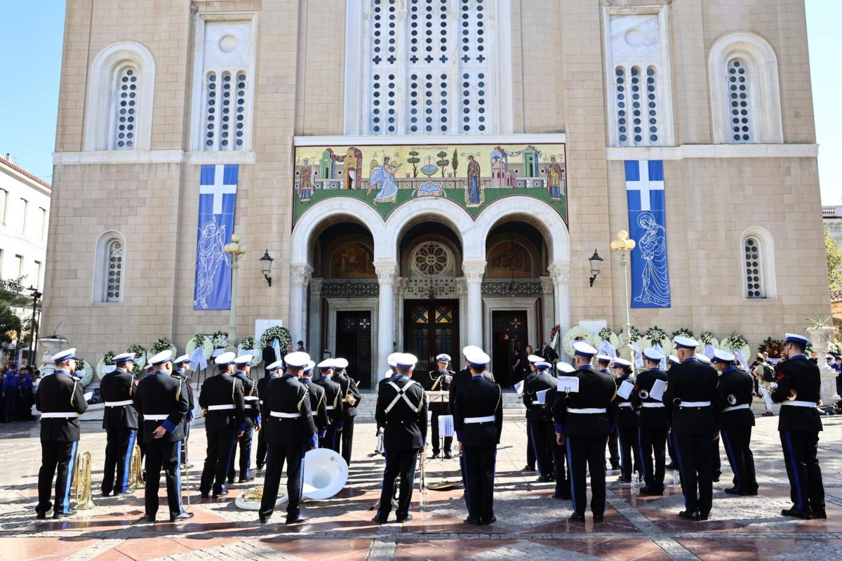 Διονύσης Σαββόπουλος: Η στιγμή που η πομπή αναχωρεί υπό τους ήχους της «Συννεφούλας» για το Α Νεκροταφείο 1 4861582 2048x1365 1