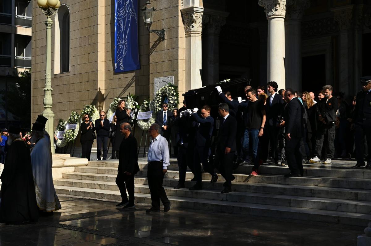 Διονύσης Σαββόπουλος: Η στιγμή που η πομπή αναχωρεί υπό τους ήχους της «Συννεφούλας» για το Α Νεκροταφείο 4 4861724 2048x1362 1