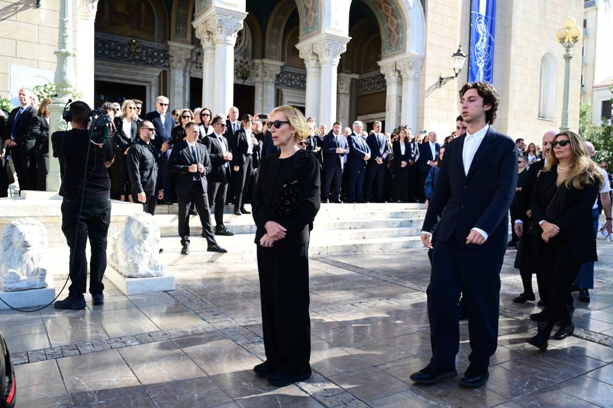 Διονύσης Σαββόπουλος: Η στιγμή που η πομπή αναχωρεί υπό τους ήχους της «Συννεφούλας» για το Α Νεκροταφείο 7 6702816 2048x1365 1