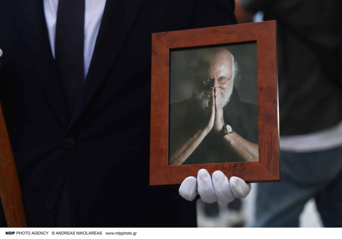 Θλίψη με τις άδειες καρέκλες στη κηδεία του Διονύση Σαββόπουλου - Δεν πήγε κανένας τους 2 22222 scaled