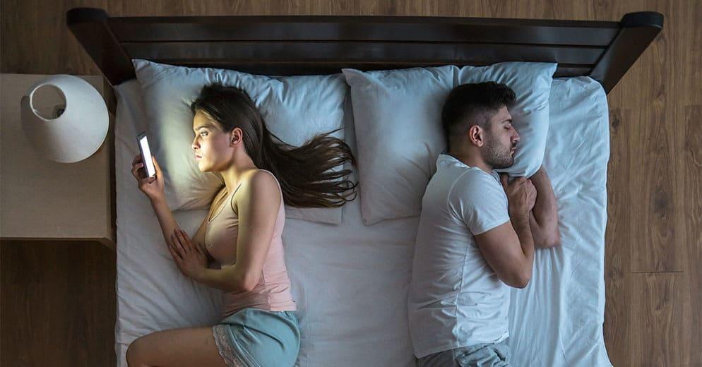 Τι σημαίνει όταν ο σύντροφός σας γυρίζει την πλάτη του όταν κοιμάστε μαζί; 4 sleep divorce stock
