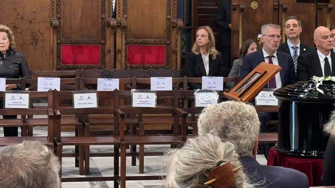 Πέτρος Κωστόπουλος: «Ήταν ξεφτίλα αυτό που έγινε στην κηδεία του Διονύση Σαββόπουλου» 1 xrwma karekles