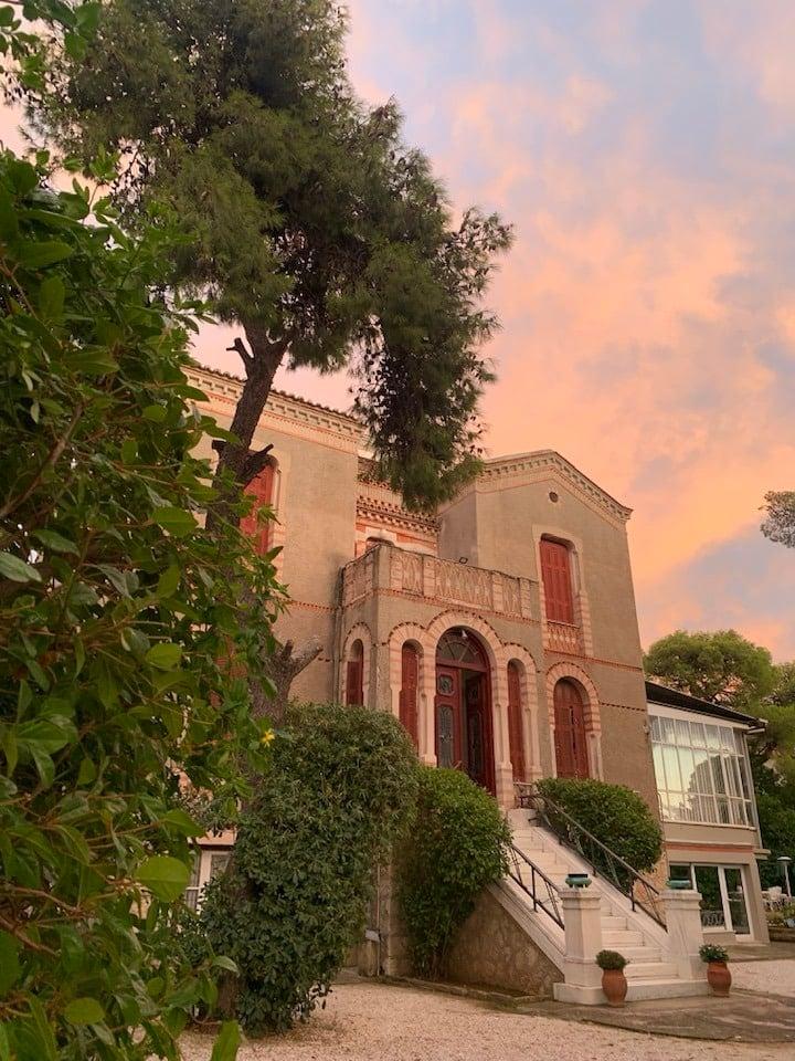 Κάθε 28η Οκτωβρίου η εγγονή του Ιωάννη Μεταξά ανοίγει το σπίτι του ιστορικού «ΟΧΙ» και ξεναγεί τους επισκέπτες 4 oikia ioanni