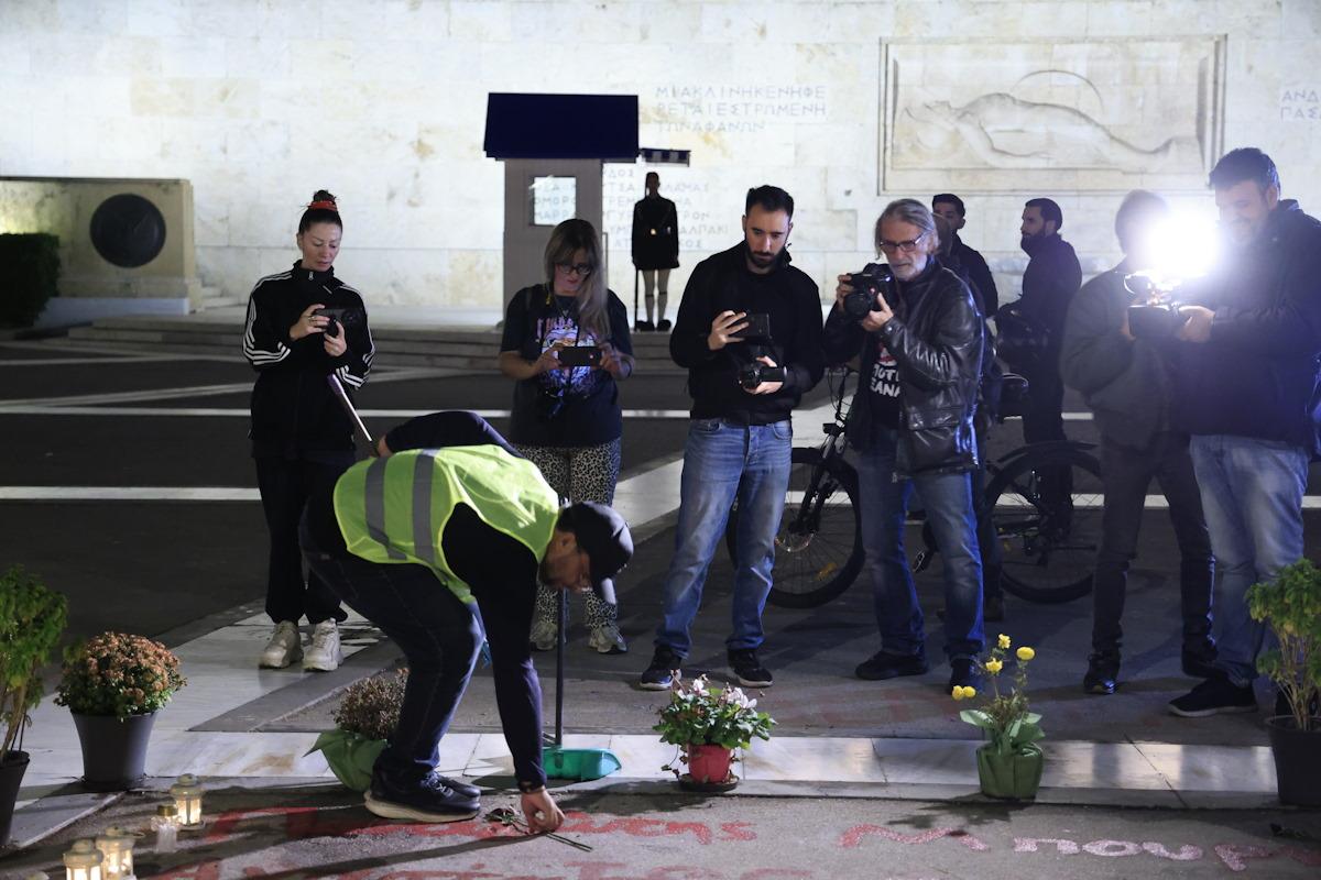 Πάνος Ρούτσι και Ζωή Κωνσταντοπούλου με σκούπες μπροστά από το Μνημείο του Αγνώστου Στρατιώτη: «Τιμωρητική η τροπολογία, μην πειράξετε τα παιδιά» 1 Η ομάδα "Μέχρι Τέλους" στο σημείο που είναι γραμμένα τα ονόματα των νεκρών του σιδηροδρομικού δυστυχήματος των Τεμπών μπροστά από το μνημείο του Άγνωστου Στρατιώτη
