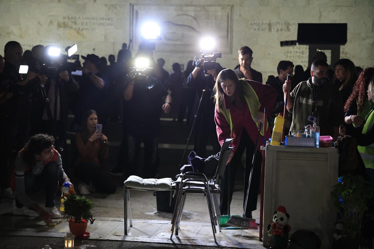 Πάνος Ρούτσι και Ζωή Κωνσταντοπούλου με σκούπες μπροστά από το Μνημείο του Αγνώστου Στρατιώτη: «Τιμωρητική η τροπολογία, μην πειράξετε τα παιδιά» 2 Η ομάδα "Μέχρι Τέλους" στο σημείο που είναι γραμμένα τα ονόματα των νεκρών του σιδηροδρομικού δυστυχήματος των Τεμπών μπροστά από το μνημείο του Άγνωστου Στρατιώτη