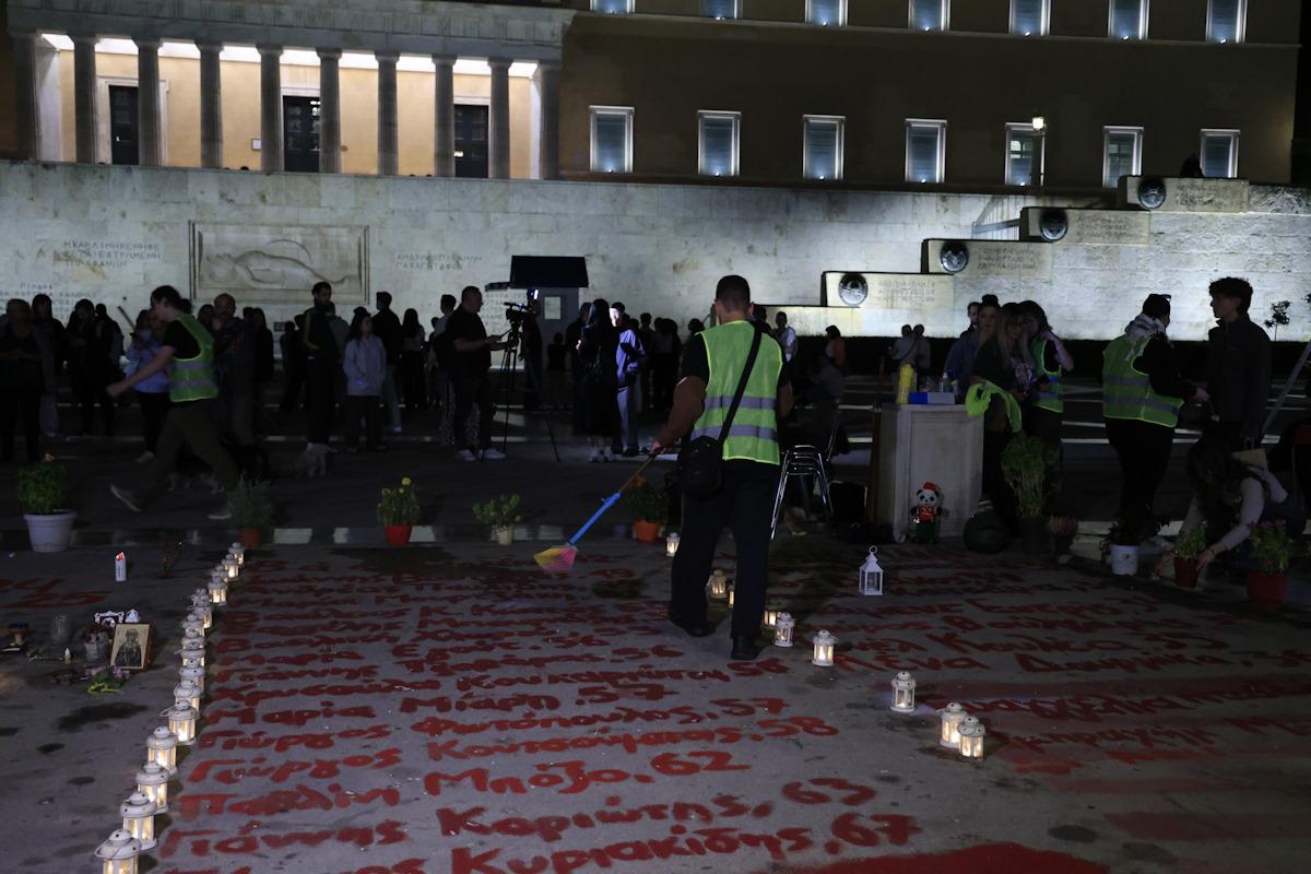 Πάνος Ρούτσι και Ζωή Κωνσταντοπούλου με σκούπες μπροστά από το Μνημείο του Αγνώστου Στρατιώτη: «Τιμωρητική η τροπολογία, μην πειράξετε τα παιδιά» 3 Η ομάδα "Μέχρι Τέλους" στο σημείο που είναι γραμμένα τα ονόματα των νεκρών του σιδηροδρομικού δυστυχήματος των Τεμπών μπροστά από το μνημείο του Άγνωστου Στρατιώτη