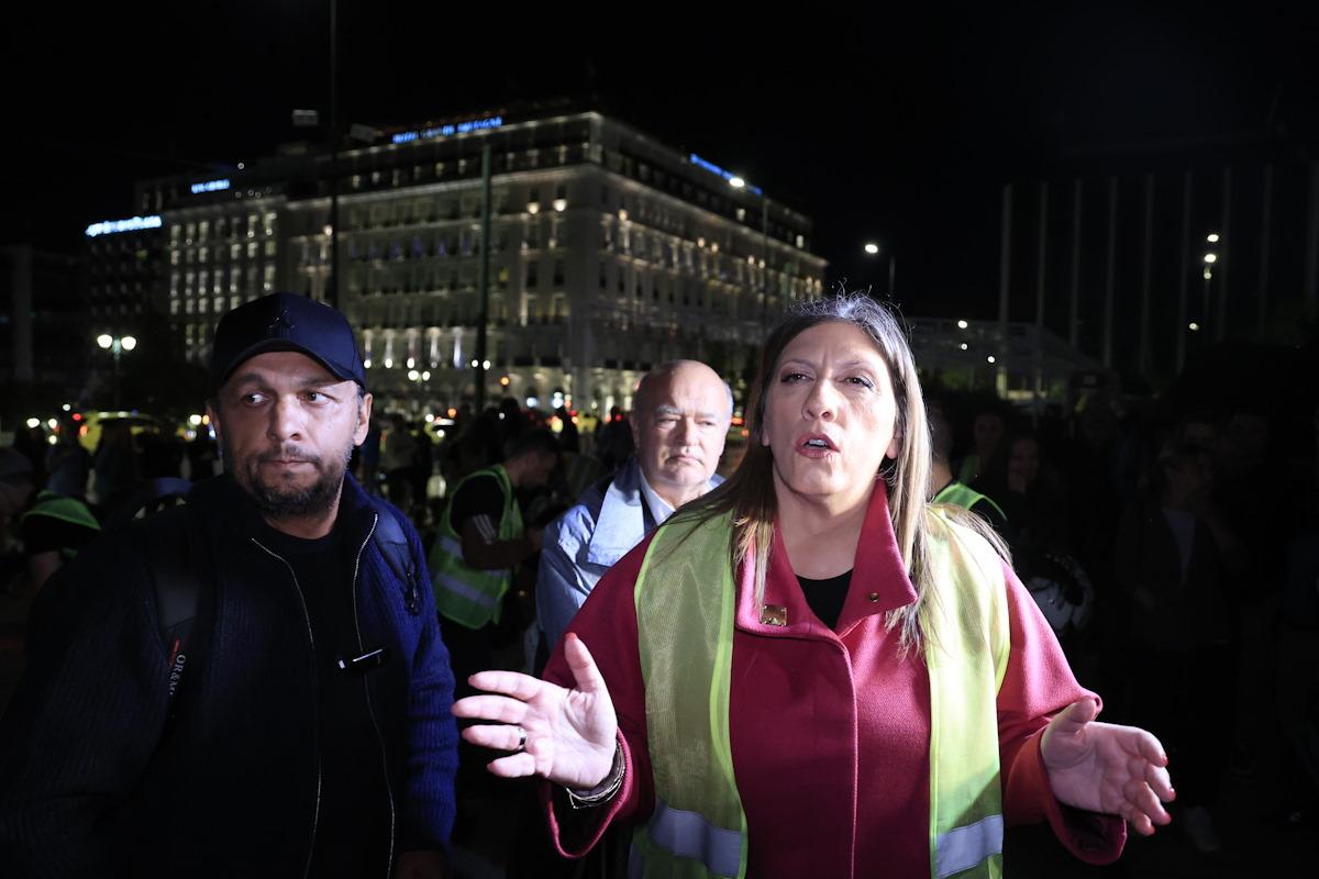 Πάνος Ρούτσι και Ζωή Κωνσταντοπούλου με σκούπες μπροστά από το Μνημείο του Αγνώστου Στρατιώτη: «Τιμωρητική η τροπολογία, μην πειράξετε τα παιδιά» 4 Η ομάδα "Μέχρι Τέλους" στο σημείο που είναι γραμμένα τα ονόματα των νεκρών του σιδηροδρομικού δυστυχήματος των Τεμπών μπροστά από το μνημείο του Άγνωστου Στρατιώτη