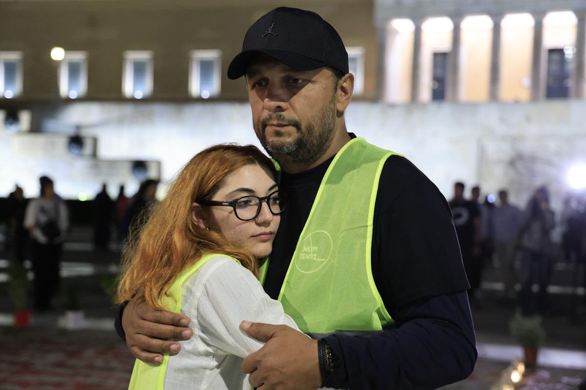 Πάνος Ρούτσι και Ζωή Κωνσταντοπούλου με σκούπες μπροστά από το Μνημείο του Αγνώστου Στρατιώτη: «Τιμωρητική η τροπολογία, μην πειράξετε τα παιδιά» 5 Η ομάδα "Μέχρι Τέλους" στο σημείο που είναι γραμμένα τα ονόματα των νεκρών του σιδηροδρομικού δυστυχήματος των Τεμπών μπροστά από το μνημείο του Άγνωστου Στρατιώτη
