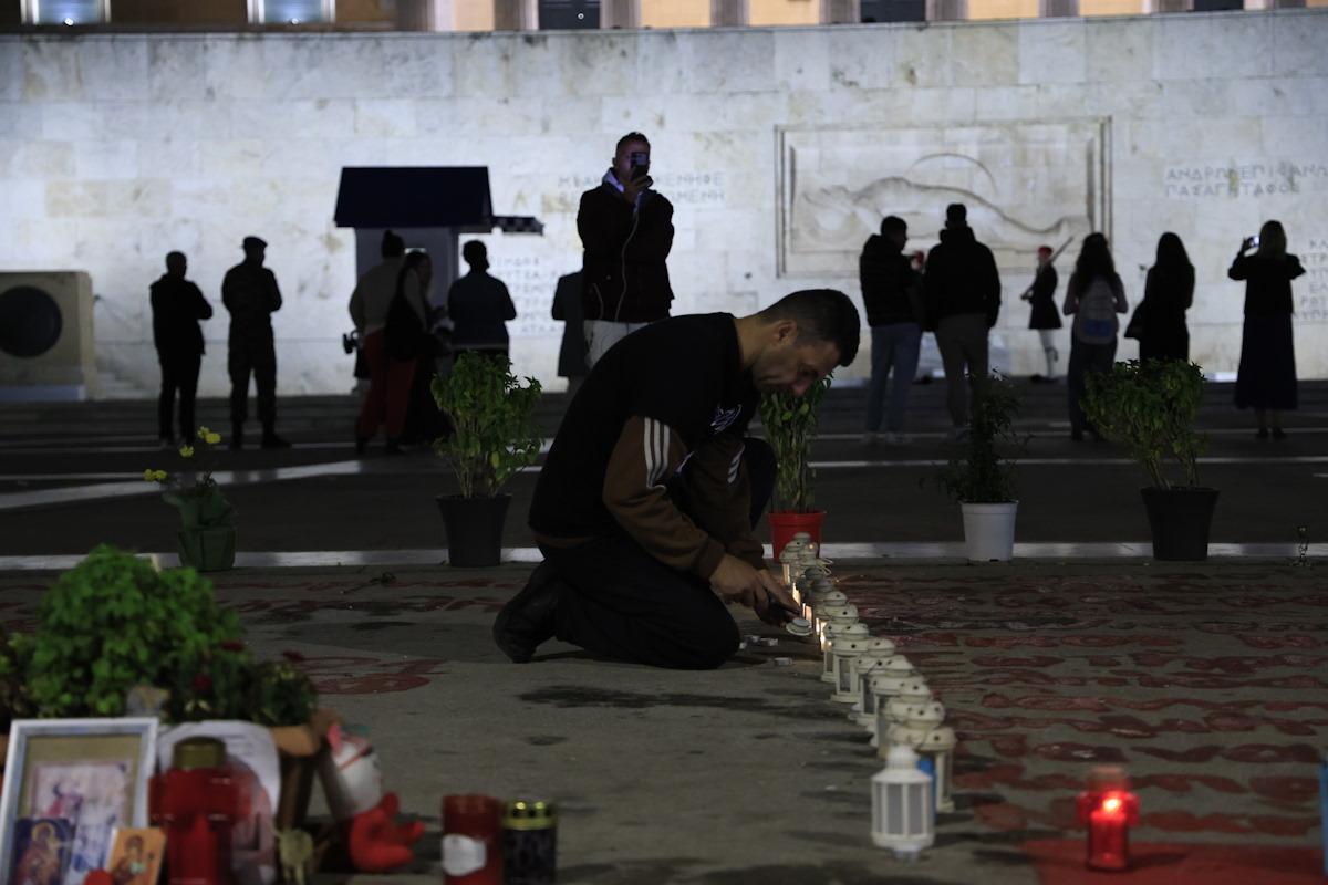 Πάνος Ρούτσι και Ζωή Κωνσταντοπούλου με σκούπες μπροστά από το Μνημείο του Αγνώστου Στρατιώτη: «Τιμωρητική η τροπολογία, μην πειράξετε τα παιδιά» 7 Η ομάδα "Μέχρι Τέλους" στο σημείο που είναι γραμμένα τα ονόματα των νεκρών του σιδηροδρομικού δυστυχήματος των Τεμπών μπροστά από το μνημείο του Άγνωστου Στρατιώτη