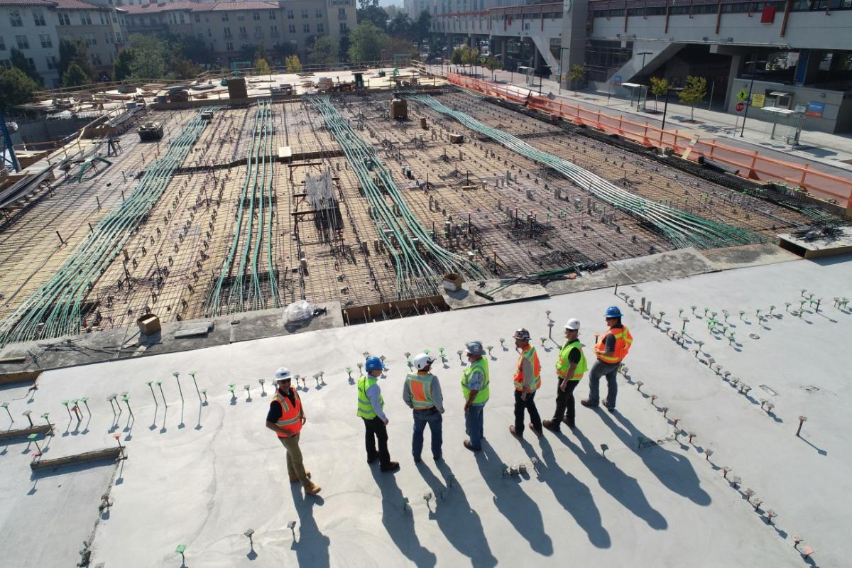 Υδραυλικοί, μαραγκοί, ηλεκτρολόγοι οι επόμενοι... εκατομμυριούχοι 2 scott blake x ghf9LjrVg unsplash