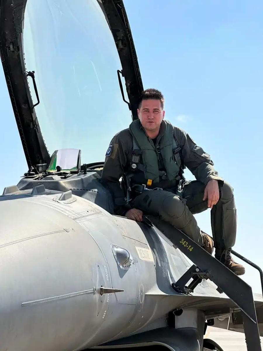 Συγκίνησε ο πιλότος της ομάδας Ζευς στη Θεσσαλονίκη: «Τιμάμε αυτούς που ύψωσαν το όχι και πέταξαν πάνω από τον φόβο» 1 sminagos giorgos sotiriou f 16.jpg