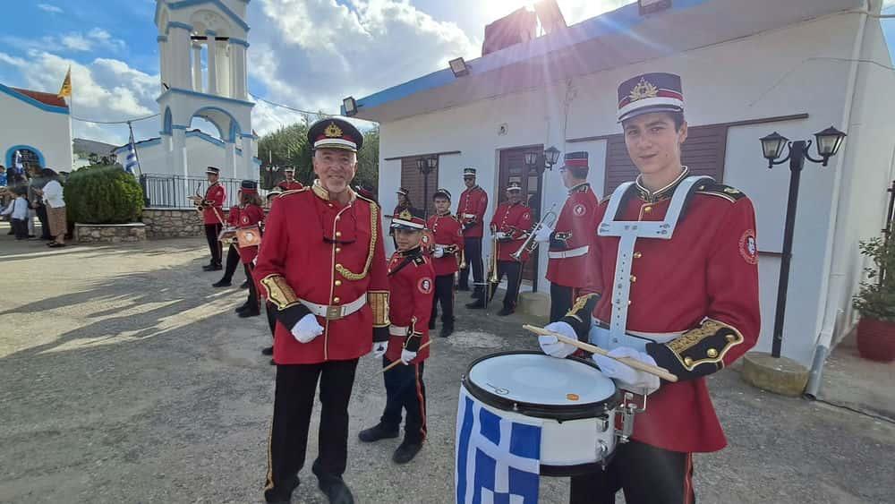 Ψέριμος: Οι 2 μαθητές του νησιού παρέλασαν με παιδιά του 11ου Δημοτικού Περιστερίου για την 28η Οκτωβρίου 3 viber image 2025 10 28 10 09 28 504