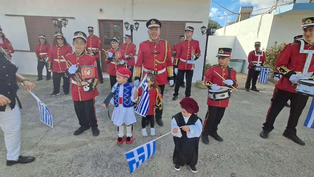 Ψέριμος: Οι 2 μαθητές του νησιού παρέλασαν με παιδιά του 11ου Δημοτικού Περιστερίου για την 28η Οκτωβρίου 4 viber image 2025 10 28 10 09 28 771