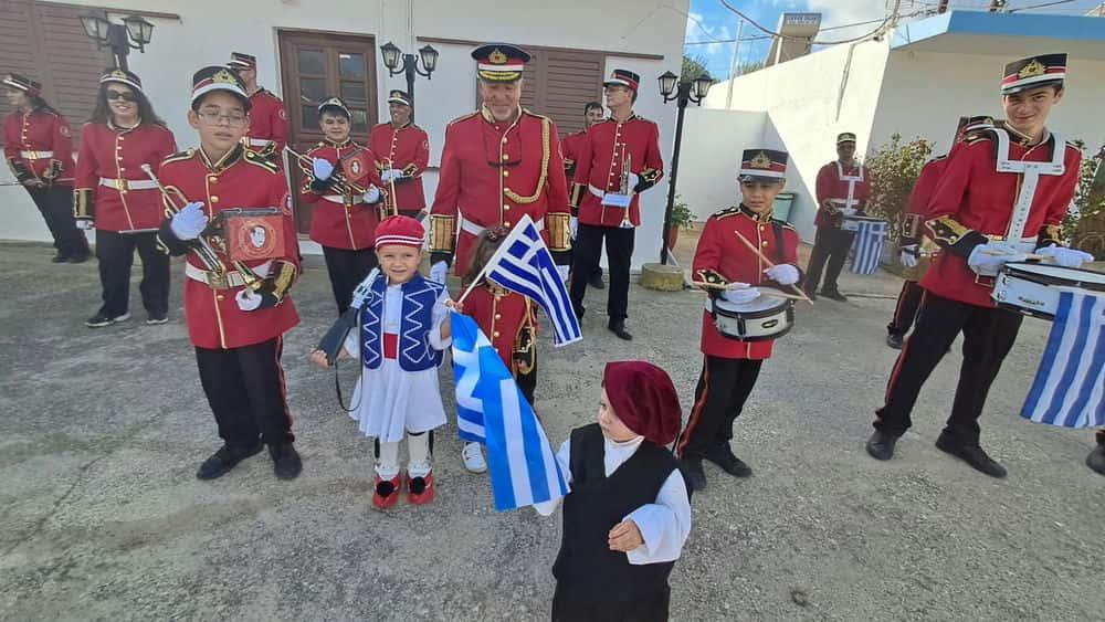 Ψέριμος: Οι 2 μαθητές του νησιού παρέλασαν με παιδιά του 11ου Δημοτικού Περιστερίου για την 28η Οκτωβρίου 5 viber image 2025 10 28 10 09 28 928