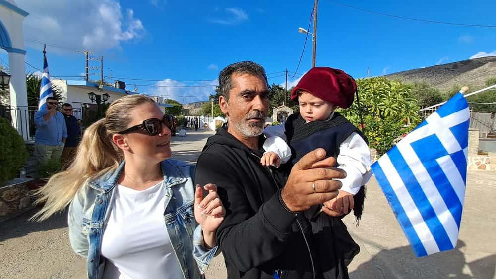 Ψέριμος: Οι 2 μαθητές του νησιού παρέλασαν με παιδιά του 11ου Δημοτικού Περιστερίου για την 28η Οκτωβρίου 10 viber image 2025 10 28 10 09 29 769