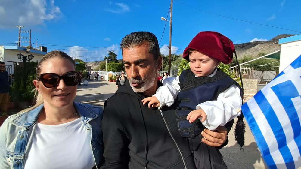 Ψέριμος: Οι 2 μαθητές του νησιού παρέλασαν με παιδιά του 11ου Δημοτικού Περιστερίου για την 28η Οκτωβρίου 11 viber image 2025 10 28 10 09 29 903