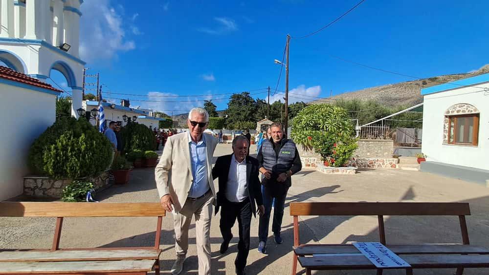 Ψέριμος: Οι 2 μαθητές του νησιού παρέλασαν με παιδιά του 11ου Δημοτικού Περιστερίου για την 28η Οκτωβρίου 12 viber image 2025 10 28 10 09 30 081