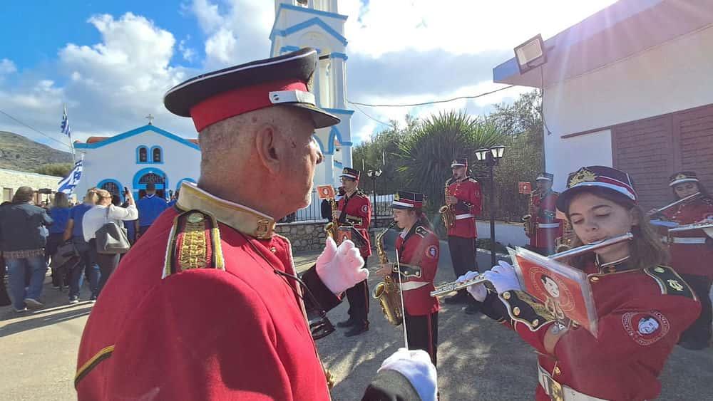 Ψέριμος: Οι 2 μαθητές του νησιού παρέλασαν με παιδιά του 11ου Δημοτικού Περιστερίου για την 28η Οκτωβρίου 17 viber image 2025 10 28 10 12 24 999