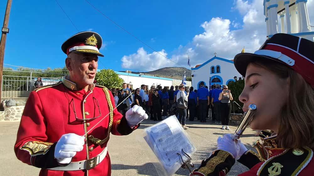 Ψέριμος: Οι 2 μαθητές του νησιού παρέλασαν με παιδιά του 11ου Δημοτικού Περιστερίου για την 28η Οκτωβρίου 18 viber image 2025 10 28 10 12 25 073