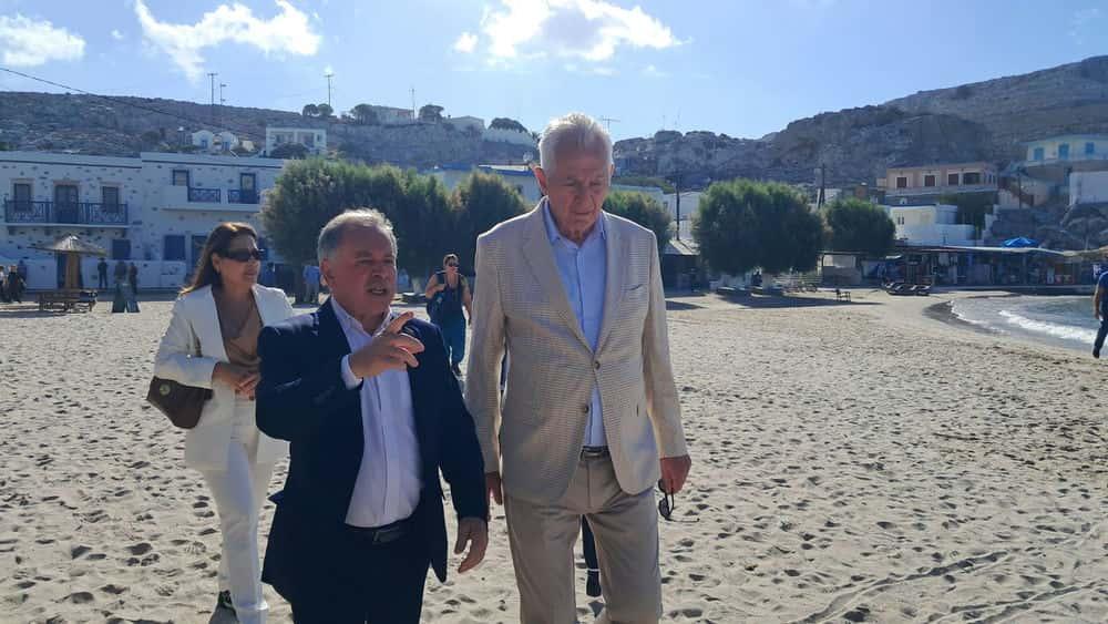 Ψέριμος: Οι 2 μαθητές του νησιού παρέλασαν με παιδιά του 11ου Δημοτικού Περιστερίου για την 28η Οκτωβρίου 20 viber image 2025 10 28 10 12 25 352