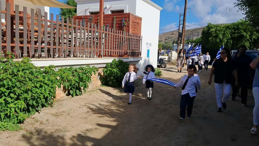 Ψέριμος: Οι 2 μαθητές του νησιού παρέλασαν με παιδιά του 11ου Δημοτικού Περιστερίου για την 28η Οκτωβρίου 22 viber image 2025 10 28 10 12 25 712