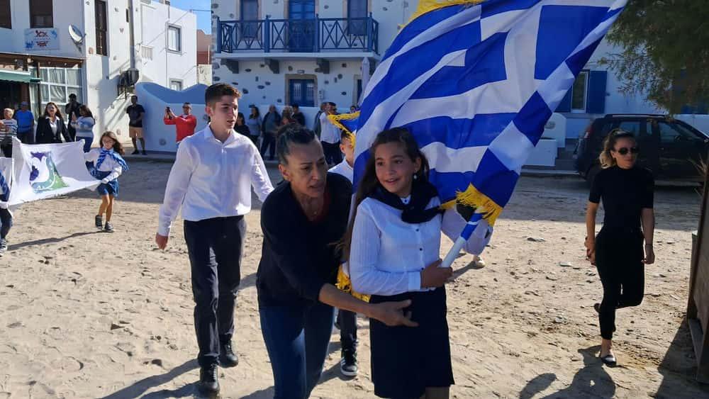 Ψέριμος: Οι 2 μαθητές του νησιού παρέλασαν με παιδιά του 11ου Δημοτικού Περιστερίου για την 28η Οκτωβρίου 23 viber image 2025 10 28 10 12 25 844