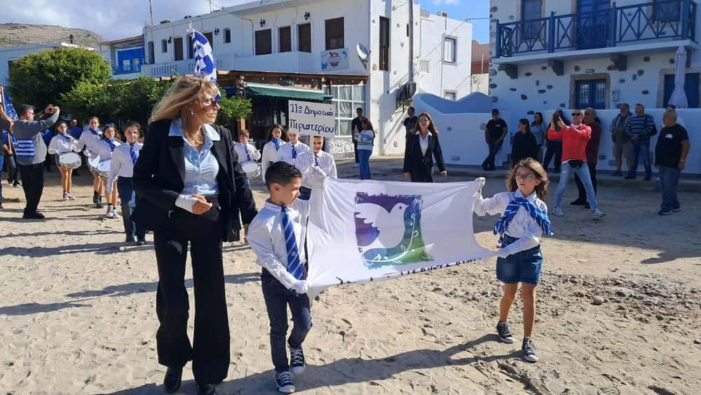 Ψέριμος: Οι 2 μαθητές του νησιού παρέλασαν με παιδιά του 11ου Δημοτικού Περιστερίου για την 28η Οκτωβρίου 24 viber image 2025 10 28 10 12 25 897