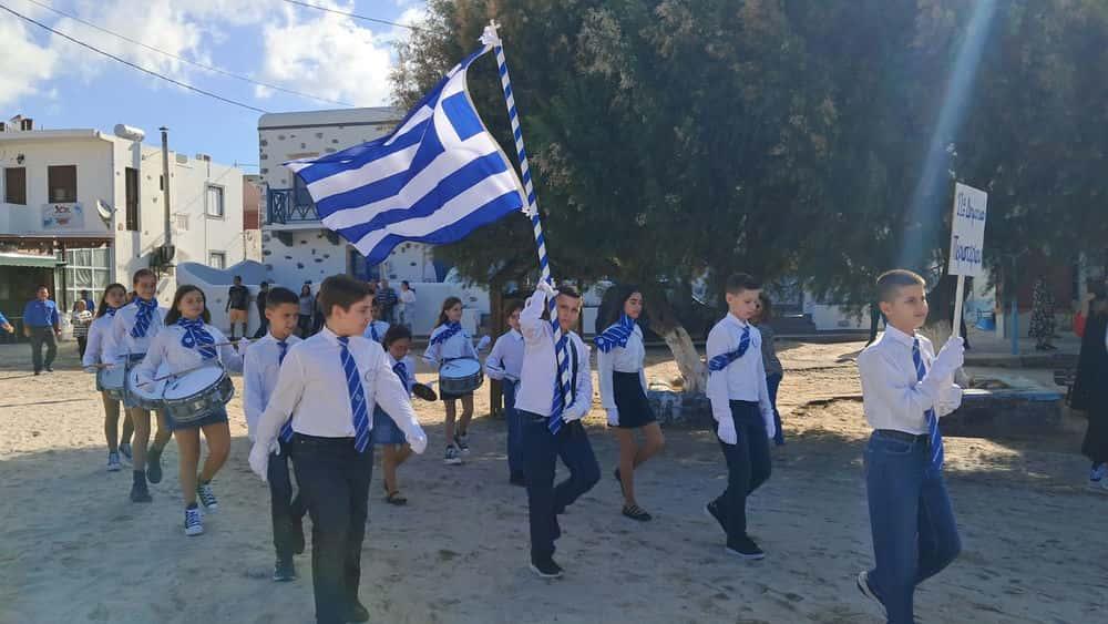 Ψέριμος: Οι 2 μαθητές του νησιού παρέλασαν με παιδιά του 11ου Δημοτικού Περιστερίου για την 28η Οκτωβρίου 25 viber image 2025 10 28 10 12 25 995