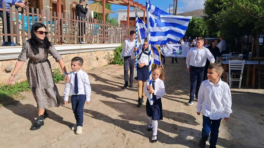 Ψέριμος: Οι 2 μαθητές του νησιού παρέλασαν με παιδιά του 11ου Δημοτικού Περιστερίου για την 28η Οκτωβρίου 26 viber image 2025 10 28 10 12 26 080