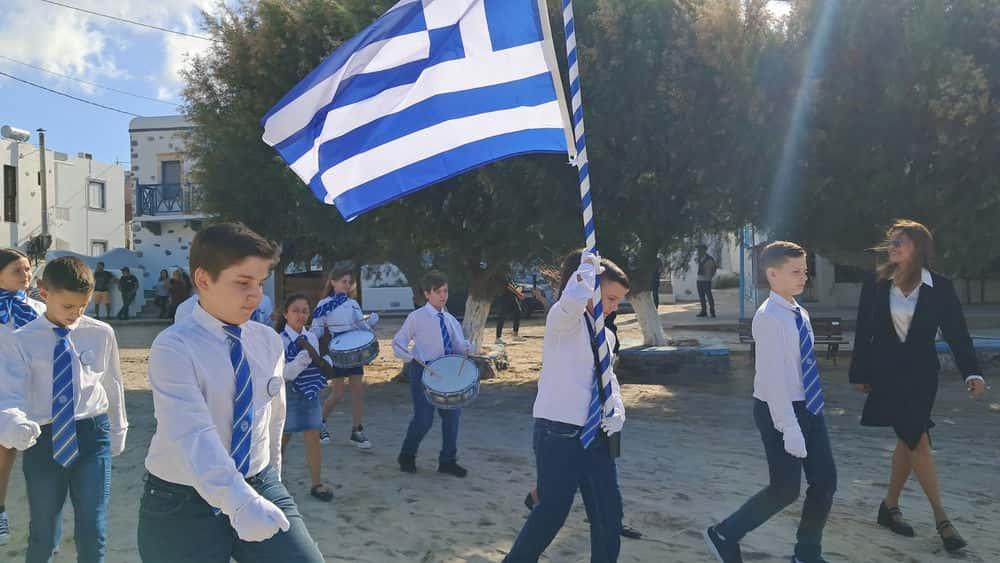 Ψέριμος: Οι 2 μαθητές του νησιού παρέλασαν με παιδιά του 11ου Δημοτικού Περιστερίου για την 28η Οκτωβρίου 27 viber image 2025 10 28 10 12 26 521