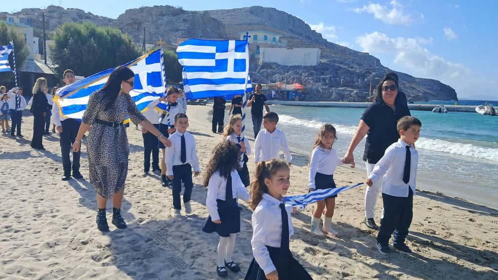 Ψέριμος: Οι 2 μαθητές του νησιού παρέλασαν με παιδιά του 11ου Δημοτικού Περιστερίου για την 28η Οκτωβρίου 28 viber image 2025 10 28 10 12 26 700