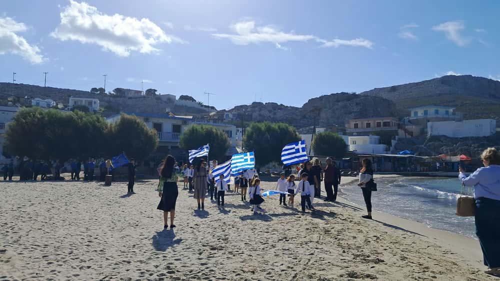 Ψέριμος: Οι 2 μαθητές του νησιού παρέλασαν με παιδιά του 11ου Δημοτικού Περιστερίου για την 28η Οκτωβρίου 30 viber image 2025 10 28 10 12 26 852
