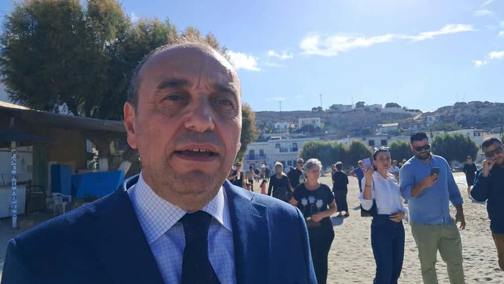 Ψέριμος: Οι 2 μαθητές του νησιού παρέλασαν με παιδιά του 11ου Δημοτικού Περιστερίου για την 28η Οκτωβρίου 37 viber image 2025 10 28 10 12 27 786